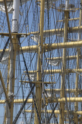 Germany, Hamburg, Harbour, View of the masts of a sailing ship - THF00777