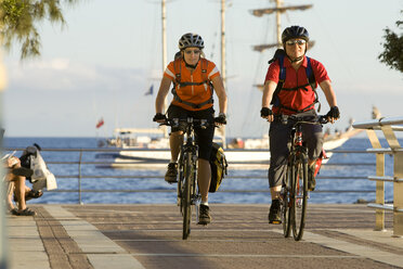 Spanien, Kanarische Inseln, Gran Canaria, Mountainbike-Paar auf der Promenade - DSF00207