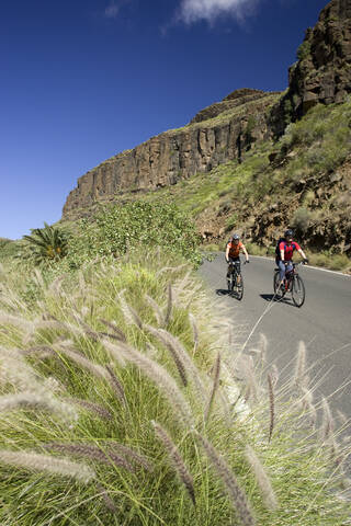 Spanien, Die Kanarischen Inseln, Gran Canaria, Mountainbiking zu zweit, lizenzfreies Stockfoto