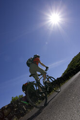 Spanien, Die Kanarischen Inseln, Teneriffa, Frau beim Mountainbiking bergauf - DSF00202