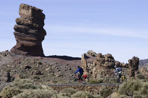 Spanien, Die Kanarischen Inseln, Teneriffa, Felsformation, Mountainbike-Paar - DSF00198