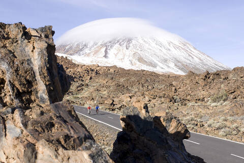 Spanien, Die Kanarischen Inseln, Teneriffa, Mountainbiking zu zweit, lizenzfreies Stockfoto