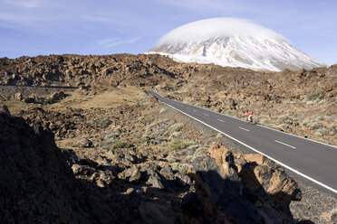 Spanien, Die Kanarischen Inseln, Teneriffa, Berglandschaft, Radfahrer auf Landstraße - DSF00195