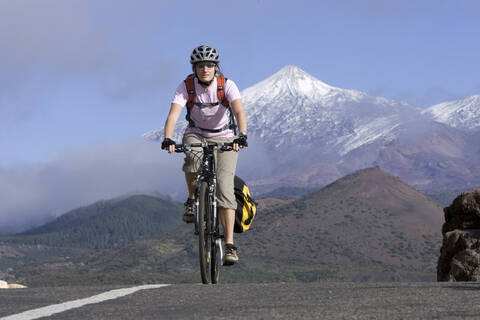 Spanien, Die Kanarischen Inseln, Teneriffa, Mountainbiking für Frauen, lizenzfreies Stockfoto