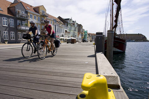 Dänemark, Syddanmark, Sonderborg, Mountainbiker fahren über die Seebrücke, lizenzfreies Stockfoto