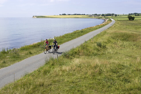 Dänemark, Mountainbiker fahren über den Küstenpfad - DSF00188