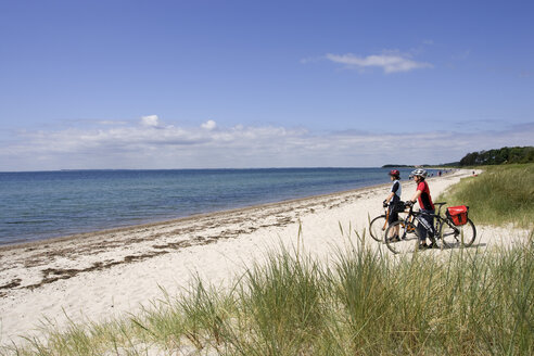 Dänemark, Fünen, Mountainbiker machen eine Pause an der Küste - DSF00185