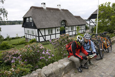 Dänemark, Jütland, Viborg, Mountainbiker machen eine Pause - DSF00177