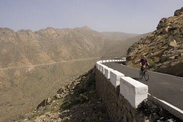 Spanien, Kanarische Inseln, Der Mann fährt mit dem Mountainbike über Serpentinen - DSF00172