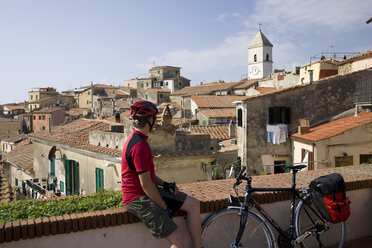 Italy, Tuscany, Capoliveri, Mountainbiker taking a break - DSF00162