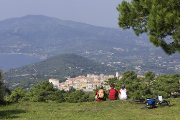 Italy, Tuscany, Capoliveri, Mountainbikers taking a break - DSF00161