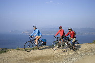 Italien, Toskana, Elba, Mountainbiker fahren über die Küstenlinie - DSF00156