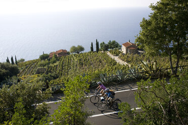Italien, Toskana, Elba, Mountainbiker fahren auf der Küstenautobahn - DSF00154