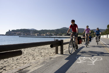 Italien, Toskana, Campo nell'Elba, Mountainbiker fahren am Meer - DSF00150