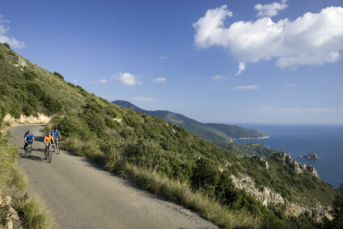 Italien, Toskana, Monte Argentario, Mountainbiker auf der Küstenstraße - DSF00145