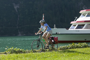 Österreich, Tirol, Achensee, Frau Mountainbiking am See - DSF00136