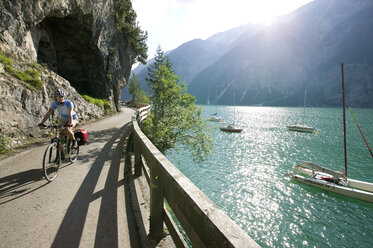 Österreich, Tirol, Achensee, Frau Mountainbiking am See - DSF00135