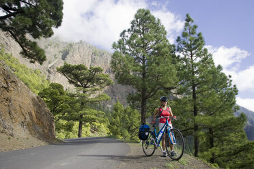 Spanien, Die Kanarischen Inseln, La Palma, Frau mit Mountainbike - DSF00131