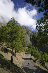 Spanien, Die Kanarischen Inseln, La Palma, Frau mit Mountainbike - DSF00130