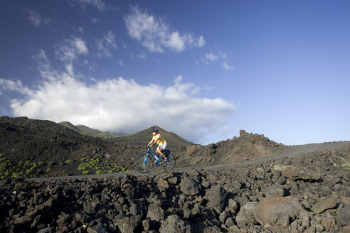 Spanien, Die Kanarischen Inseln, La Palma, Frau mit Mountainbike - DSF00128