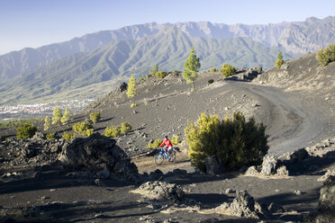 Spanien, Die Kanarischen Inseln, La Palma, Frau mit Mountainbike - DSF00124