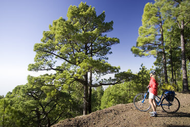 Spanien, Die Kanarischen Inseln, La Palma, Frau mit Mountainbike - DSF00123