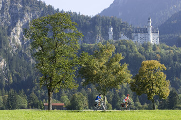 Deutschland, Bayern, Schloss Neuschwanstein, Pärchen-Mountainbiking - DSF00117