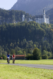 Deutschland, Bayern, Schloss Neuschwanstein, Pärchen-Mountainbiking - DSF00116