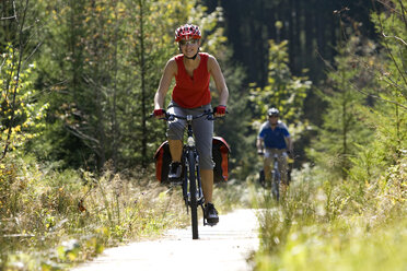 Deutschland, Bayern, Oberland, Pärchen-Mountainbiking - DSF00114