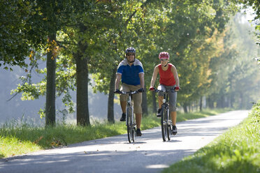 Germany, Bavaria, Oberland, Couple mountain biking - DSF00113