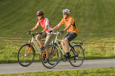 Germany, Bavaria, Oberland, Couple mountain biking - DSF00083