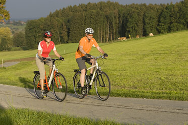 Germany, Bavaria, Oberland, Couple mountain biking - DSF00082