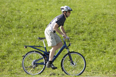 Deutschland, Bayern, Oberland, Man Mountainbiking - DSF00078