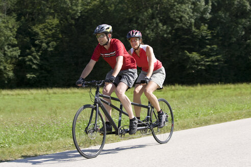 Deutschland, Bayern, Oberland, Mountainbike-Pärchen auf Tandem - DSF00077