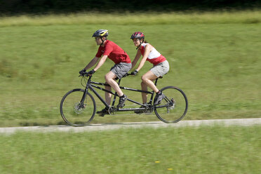 Deutschland, Bayern, Oberland, Mountainbike-Pärchen auf Tandem - DSF00076