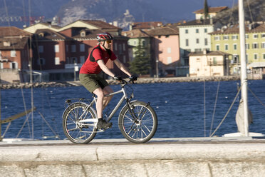 Italien, Trient, Torbino, Mann fährt mit dem Mountainbike über den Steg - DSF00073