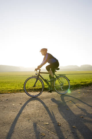 Deutschland, Bayern, Oberland, Man Mountainbiking, lizenzfreies Stockfoto