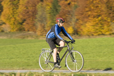 Deutschland, Bayern, Oberland, Man Mountainbiking - DSF00070