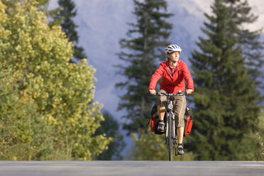 Österreich, Tirol, Ahornboden, Mountainbiker fahren über Autobahn - DSF00068