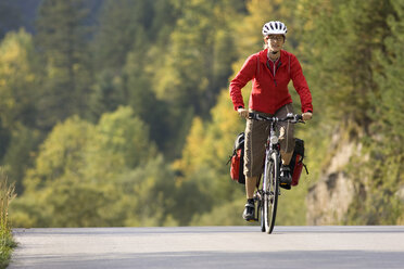 Österreich, Tirol, Ahornboden, Mountainbiker fahren über Autobahn - DSF00067