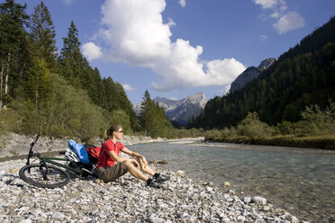 Österreich, Tirol, Ahornboden, Mountainbiker fahren über Autobahn - DSF00066