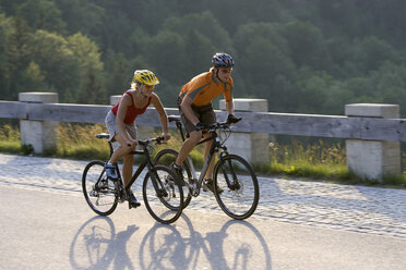 Germany, Bavaria, Sylvenstein, Couple mountain biking - DSF00059