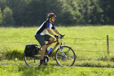 Deutschland, Bayern, Oberland, Man Mountainbiking - DSF00056