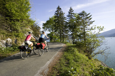 Deutschland, Bayern, Walchensee, Zwei Frauen beim Mountainbiking am See, Rückansicht - DSF00046