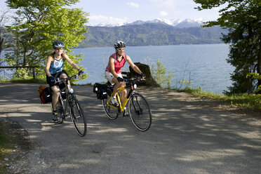 Deutschland, Bayern, Walchensee, Zwei Frauen beim Mountainbiken am See - DSF00045