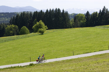 Deutschland, Bayern, Oberland, Zwei Frauen beim Mountainbiken - DSF00039