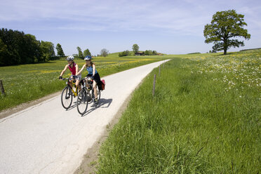 Deutschland, Bayern, Oberland, Zwei Frauen beim Mountainbiken - DSF00038