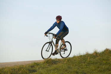 Deutschland, Bayern, Oberland, Man Mountainbiking - DSF00023