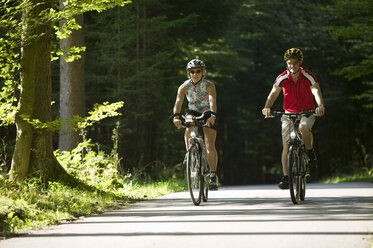 Germany, Bavaria, Tegernsee, Couple mountain biking - DSF00014