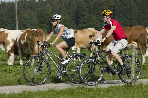 Germany, Bavaria, Tegernsee, Couple mountain biking - DSF00013